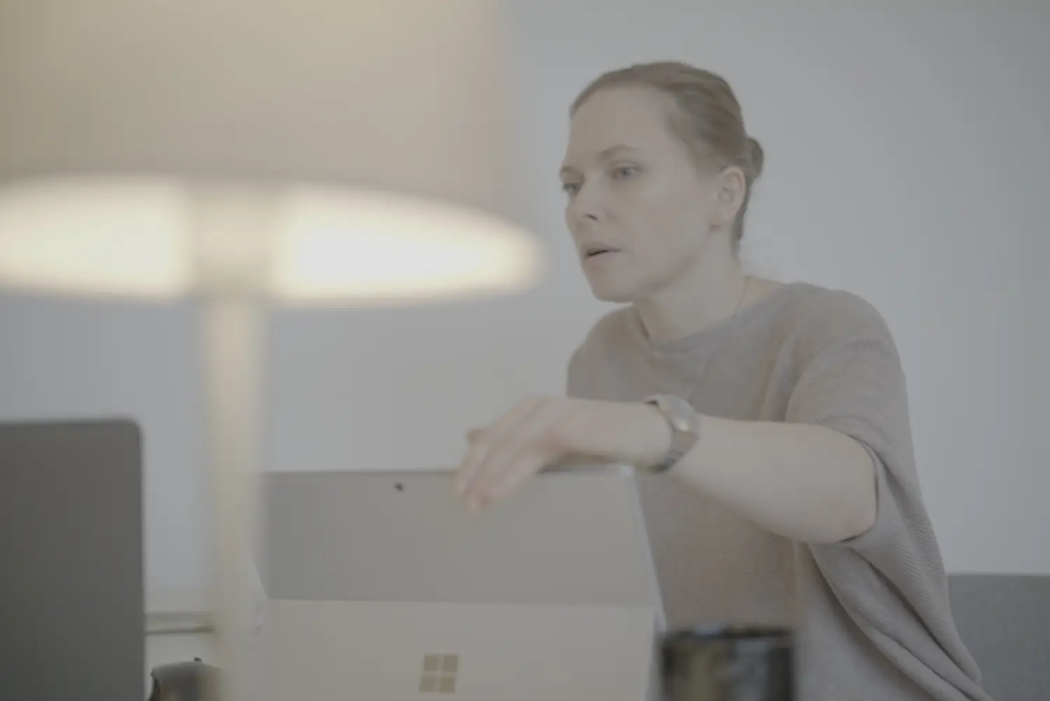 Thouraya und Wanda, die auf der Bank sitzen und Kaffeetassen halten